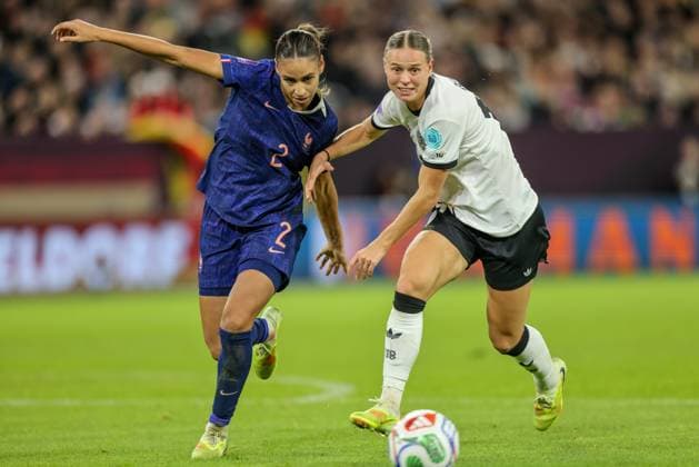 DEU, Düsseldorf, Germany vs France, UEFA Women s Nations League, UEFA, season 2526, Merkur Spiel Arena, semi-final, first leg in the picture from l n r Maëlle Lakrar France , Klara Bühl Germany, FC Bayern Munich , duel DFB DFL REGULATIONS PROHIBIT ANY USE OF PHOTOGRAPHS AS IMAGE SEQUENCES AND OR QUASI VIDEO, 24 10 2025 Copyright: HMBxMedia HendrikxHamelau