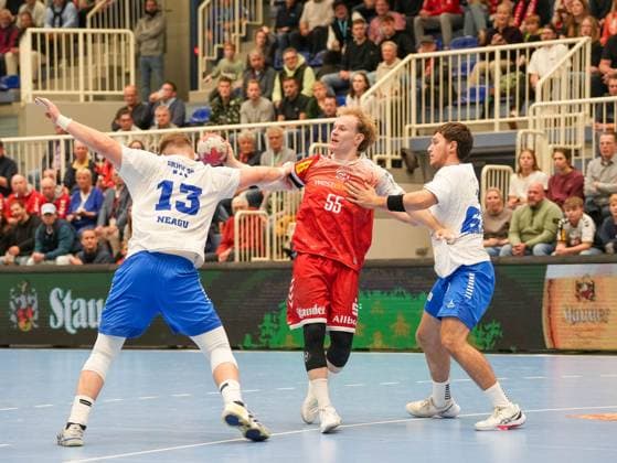 Oskar Kostuj TuSEM Essen, 55 vs Valentin Neagu Dessau Rosslauer HV 06, 13 TuSEM Essen vs Dessau Rosslauer HV 06, Handball, 2 Bundesliga, Matchday 9, Season 2025 2026, 24 10 2025 TuSEM Essen vs Dessau Rosslauer HV 06, Handball, 2 Bundesliga, Matchday 9, Season 2025 2026, 24 10 2025 Essen Copyright: xEibner-Pressefoto DamianxKruczynx EP_DKI