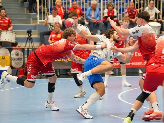 Jacek Powarzynski Dessau Rosslauer HV 06, 14 in a duel against Valentin Willner TuSEM Essen, 05 TuSEM Essen vs Dessau Rosslauer HV 06, Handball, 2 Bundesliga, Matchday 9, Season 2025 2026, 24 10 2025 TuSEM Essen vs Dessau Rosslauer HV 06, Handball, 2 Bundesliga, Matchday 9, Season 2025 2026, 24 10 2025 Essen Copyright: xEibner-Pressefoto DamianxKruczynx EP_DKI