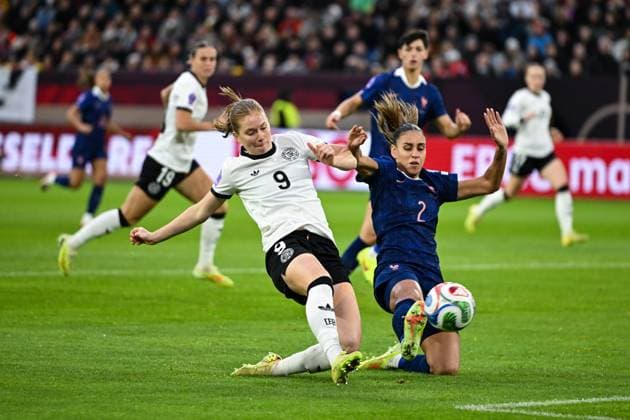 Sjoeke Nuesken Germany, 09 in duel with Maelle Lakrar France, 02 , GER, Germany vs France, UEFA Womens Nations League, semi-final, 2024 2025 season, 24 10 2025 GER, Germany vs France, UEFA Womens Nations League, semi-final, 2024 2025 season, 24 10 2025 Düsseldorf Copyright: xEibner-Pressefoto FlorianxWiegandx EP_FWD