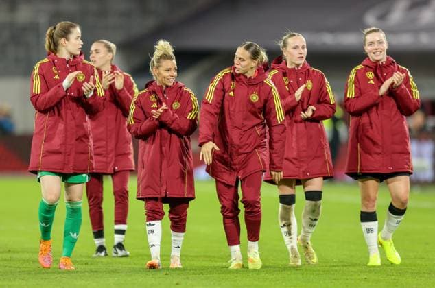 DEU, Düsseldorf, Germany vs France, UEFA Women s Nations League, UEFA, season 2526, Merkur Spiel Arena, semi-final, first leg in picture Germany wins 1 0 against France, Linda Dallmann Germany, FC Bayern Munich , Klara Bühl Germany, FC Bayern Munich DFB DFL REGULATIONS PROHIBIT ANY USE OF PHOTOGRAPHS AS IMAGE SEQUENCES AND OR QUASI VIDEO, 24 10 2025 Copyright: HMBxMedia HendrikxHamelau