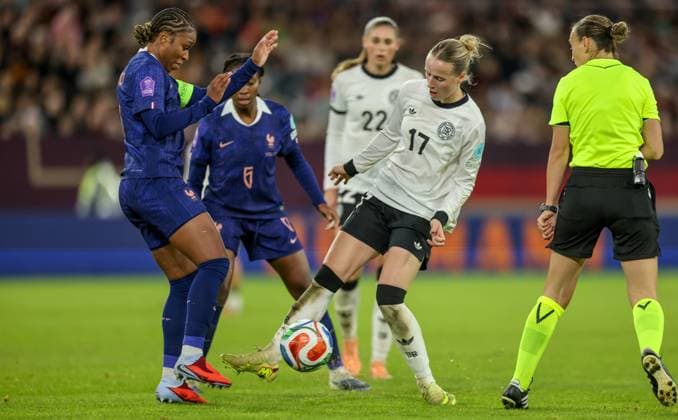 DEU, Düsseldorf, Germany vs France, UEFA Women s Nations League, UEFA, season 2526, Merkur Spiel Arena, semi-final, first leg in picture Franziska Kett Germany, FC Bayern Munich DFB DFL REGULATIONS PROHIBIT ANY USE OF PHOTOGRAPHS AS IMAGE SEQUENCES AND OR QUASI VIDEO, 24 10 2025 Copyright: HMBxMedia HendrikxHamelau