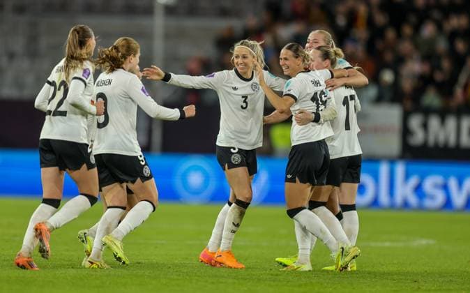 DEU, Düsseldorf, Germany vs France, UEFA Women s Nations League, UEFA, season 2526, Merkur Spiel Arena, semi-final, first leg Tim Bild Tor und Jubel, Klara Bühl Germany, FC Bayern Munich scores the goal for 1 0 DFB DFL REGULATIONS PROHIBIT ANY USE OF PHOTOGRAPHS AS IMAGE SEQUENCES AND OR QUASI VIDEO, 24 10 2025 Copyright: HMBxMedia HendrikxHamelau