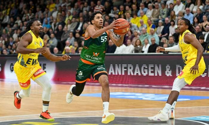 Eli Brooks Gladiators Trier, 55 vs Chris Clemons EWE Baskets Oldenburg, 03 and Michale Kyser EWE Baskets Oldenburg, 12 EWE Baskets Oldenburg vs Gladiators Trier , Basketball, easyCredit Basketball Bundesliga, Matchday 5, 2025 2026 season, 24 10 2025, EWE Baskets Oldenburg vs Gladiators Trier, Basketball, easyCredit Basketball Bundesliga, Matchday 5, 2025 2026 season, 24 10 2025 Oldenburg Copyright: xEibner-Pressefoto RobertxGertzenx EP_RGN