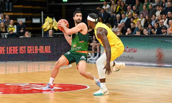 Behnam Yakhchali Gladiators Trier, 08 vs Brian Fobbs EWE BAskets Oldenburg, 04 EWE Baskets Oldenburg vs Gladiators Trier , Basketball, easyCredit Basketball Bundesliga, Matchday 5, Season 2025 2026, 24 10 2025, EWE Baskets Oldenburg vs Gladiators Trier, Basketball, easyCredit Basketball Bundesliga, Matchday 5, Season 2025 2026, 24 10 2025 Oldenburg Copyright: xEibner-Pressefoto RobertxGertzenx EP_RGN