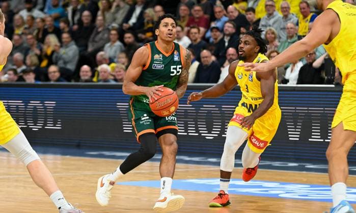Eli Brooks Gladiators Trier, 55 vs Chris Clemons EWE Baskets Oldenburg, 03 EWE Baskets Oldenburg vs Gladiators Trier , Basketball, easyCredit Basketball Bundesliga, Matchday 5, Season 2025 2026, 24 10 2025, EWE Baskets Oldenburg vs Gladiators Trier, Basketball, easyCredit Basketball Bundesliga, Matchday 5, Season 2025 2026, 24 10 2025 Oldenburg Copyright: xEibner-Pressefoto RobertxGertzenx EP_RGN