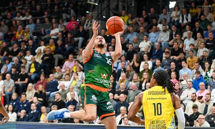 Jordan Roland Gladiators Trier, 15 on the way to the basket, James Woodard EWE Baskets Oldenburg, 10 watches EWE Baskets Oldenburg vs Gladiators Trier , Basketball, easyCredit Basketball Bundesliga, Matchday 5, Season 2025 2026, 24 10 2025, EWE Baskets Oldenburg vs Gladiators Trier, Basketball, easyCredit Basketball Bundesliga, Matchday 5, Season 2025 2026, 24 10 2025 Oldenburg Copyright: xEibner-Pressefoto RobertxGertzenx EP_RGN