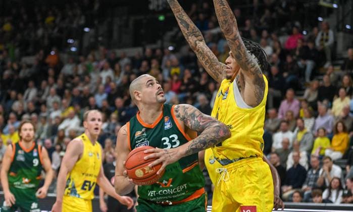 Maik Zirbes Gladiators Trier, 55 vs Michale Kyser EWE Baskets Oldenburg, 12 EWE Baskets Oldenburg vs Gladiators Trier , Basketball, easyCredit Basketball Bundesliga, Matchday 5, Season 2025 2026, 24 10 2025, EWE Baskets Oldenburg vs Gladiators Trier, Basketball, easyCredit Basketball Bundesliga, Matchday 5, Season 2025 2026, 24 10 2025 Oldenburg Copyright: xEibner-Pressefoto RobertxGertzenx EP_RGN