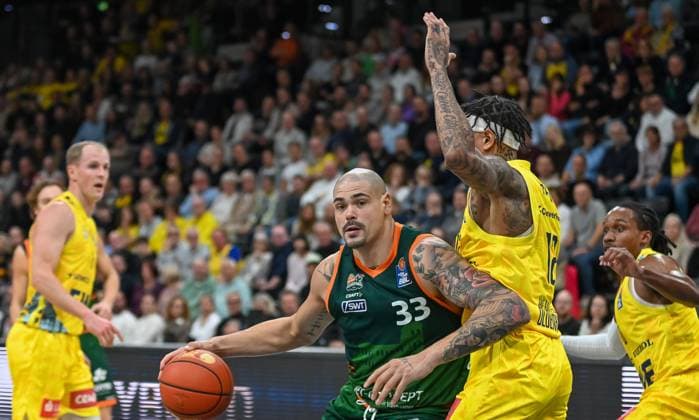 Maik Zirbes Gladiators Trier, 55 vs Michale Kyser EWE Baskets Oldenburg, 12 EWE Baskets Oldenburg vs Gladiators Trier , Basketball, easyCredit Basketball Bundesliga, Matchday 5, Season 2025 2026, 24 10 2025, EWE Baskets Oldenburg vs Gladiators Trier, Basketball, easyCredit Basketball Bundesliga, Matchday 5, Season 2025 2026, 24 10 2025 Oldenburg Copyright: xEibner-Pressefoto RobertxGertzenx EP_RGN