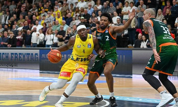 Brian Fobbs EWE Baskets Oldenburg, 04 vs Dexter Akanno Gladiators Trier, 02 EWE Baskets Oldenburg vs Gladiators Trier , Basketball, easyCredit Basketball Bundesliga, Matchday 5, Season 2025 2026, 24 10 2025, EWE Baskets Oldenburg vs Gladiators Trier, Basketball, easyCredit Basketball Bundesliga, Matchday 5, Season 2025 2026, 24 10 2025 Oldenburg Copyright: xEibner-Pressefoto RobertxGertzenx EP_RGN