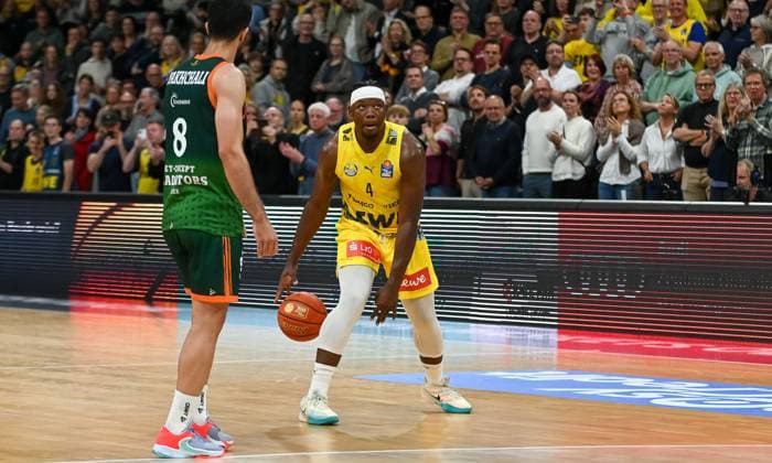 Brian Fobbs EWE Baskets Oldenburg, 04 dribbles EWE Baskets Oldenburg vs Gladiators Trier , Basketball, easyCredit Basketball Bundesliga, Matchday 5, Season 2025 2026, 24 10 2025, EWE Baskets Oldenburg vs Gladiators Trier, Basketball, easyCredit Basketball Bundesliga, Matchday 5, Season 2025 2026, 24 10 2025 Oldenburg Copyright: xEibner-Pressefoto RobertxGertzenx EP_RGN