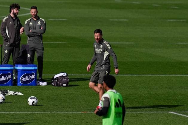 October 25, 2025, Valdebebas, Madrid, Spain: Xabi Alonso during the Real Madrid training session ahead their upcoming Spanish League, LaLiga EA Sports, football match against FC Barcelona, Barca at Ciudad Deportiva Real Madrid on October 25, 2025, in Valdebebas, Madrid, Spain. Valdebebas Spain - ZUMAa181 20251025_zaa_a181_073 Copyright: xDennisxAgyemanx