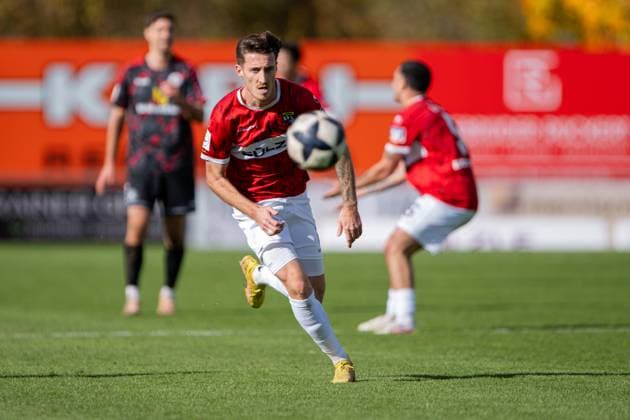 Sascha Eisele, TSG Balingen, 02 , the ball in view, TSG Balingen vs KSV Hessen Kassel, Football, Regionalliga Suedwest, Matchday 14, Season 2025 2026, 25 10 2025, Eibner Pressefoto Andreas Ulmer TSG Balingen vs KSV Hessen Kassel, Football, Regionalliga Suedwest, Matchday 14, Season 2025 2026, 25 10 2025, Balingen Copyright: xEibner-Pressefoto AndreasxUlmerx EP_AUR