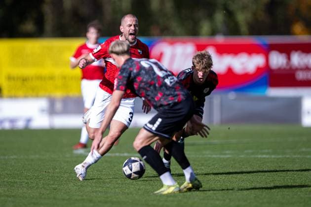 Ivo Colic, TSG Balingen, 31 is being shouldered by Tobias Boche KSV Hessen Kassel, 27 , TSG Balingen vs KSV Hessen Kassel, Football, Regionalliga Suedwest, Matchday 14, Season 2025 2026, 25 10 2025, Eibner Pressefoto Andreas Ulmer TSG Balingen vs KSV Hessen Kassel, Football, Regionalliga Suedwest, Matchday 14, Season 2025 2026, 25 10 2025, Balingen Copyright: xEibner-Pressefoto AndreasxUlmerx EP_AUR