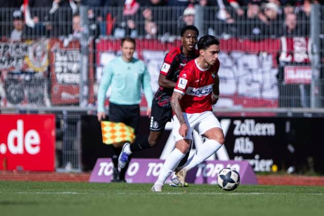 Enrique Katsianas Sanchez, TSG Balingen , 10 vs Phineas Bonianga KSV Hessen Kassel, 11 , TSG Balingen vs KSV Hessen Kassel, Football, Regionalliga Suedwest, Matchday 14, Season 2025 2026, 25 10 2025, Eibner Pressefoto Andreas Ulmer TSG Balingen vs KSV Hessen Kassel, Football, Regionalliga Suedwest, Matchday 14, Season 2025 2026, 25 10 2025, Balingen Copyright: xEibner-Pressefoto AndreasxUlmerx EP_AUR