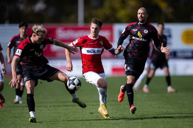 Sascha Eisele, TSG Balingen, 02 , right against, Tobias Boche KSV Hessen Kassel, 27 , TSG Balingen vs KSV Hessen Kassel, Football, Regionalliga Suedwest, Matchday 14, Season 2025 2026, 25 10 2025, Eibner Pressefoto Andreas Ulmer TSG Balingen vs KSV Hessen Kassel, Football, Regionalliga Suedwest, Matchday 14, Season 2025 2026, 25 10 2025, Balingen Copyright: xEibner-Pressefoto AndreasxUlmerx EP_AUR