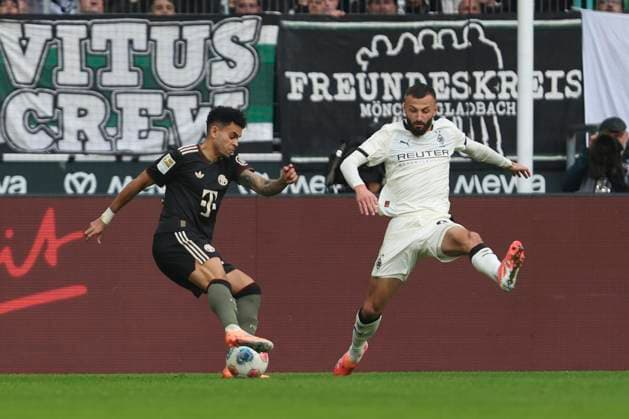 Luis Diaz (FC Bayern München) und Franck Honorat (Borussia Mönchengladbach) im Zweikampf waehrend des spiels der Bundesliga zwischen Borussia Mönchengladbach und FC Bayern München, Stadion im Borussia-Park am 25. October 2025 in Mönchengladbach, Deutschland. (Foto von Oliver Kaelke DeFodi Images) +++ Luis Diaz (FC Bayern München) und Franck Honorat (Borussia Mönchengladbach) battle for the ball during the Bundesliga match between Borussia Mönchengladbach and FC Bayern München at Stadion im Borussia-Park on October 25, 2025 in Mönchengladbach, Germany. (Photo by Oliver Kaelke DeFodi Images) DFL regulations prohibit any use of photographs as image sequences and or quasi-video. (Photo by Oliver Kaelke DeFodi Images) Luis Diaz FC Bayern München and Franck Honorat Borussia Mönchengladbach in a duel during the Bundesliga match between Borussia Mönchengladbach and FC Bayern München, Stadion im Borussia Park on October 25, 2025 in Mönchengladbach, Germany, Germany Photo by Oliver Kaelke DeFodi Images Luis Diaz FC Bayern München and Franck Honorat Borussia Mönchengladbach battle for the ball during the Bundesliga match between Borussia Mönchengladbach and FC Bayern München at Stadion im Borussia Park on October 25, 2025 in Mönchengladbach, Germany Photo by Oliver Kaelke DeFodi Images DFL regulations prohibit any use of photographs as image sequences and or quasi video Photo by Oliver Kaelke DeFodi Images