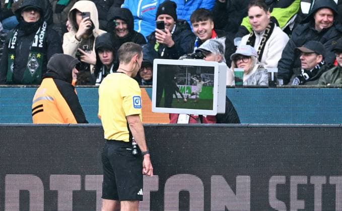 Football, Bundesliga, Germany, Men, Season 2025 2026, Matchday 1, Borussia Park Mönchengladbach, Bor Mönchengladbach FC Bayern Munich Referee Sascha Stegemann checks the foul by Jens Castrop BMG Videobeweis, Videoasist, Video Asist, Video Assistent
