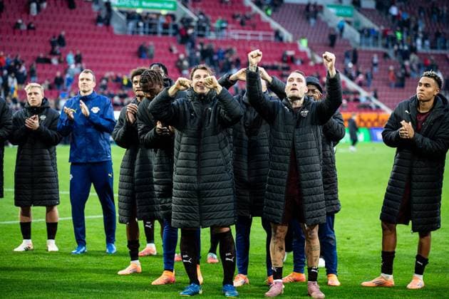 Final score 0 6 RB Leipzig defeats FC Augsburg David Raum RB Leipzig 22 and the Teeam cheer to the fans GER, FC Augsburg vs RB Leipzig, 1 Bundesliga Football, Matchday 08, Season 2025 2026, 25 10 2025 DFB DFL REGULATIONS PROHIBIT ANY USE OF PHOTOGRAPHS AS IMAGE SEQUENCES AND OR QUASI VIDEO GER, FC Augsburg vs RB Leipzig, 1 Bundesliga Football, Matchday 08, Season 2025 2026, 25 10 2025 Augsburg Copyright: xEibner-Pressefoto RogerxBuerkex EP_RBE