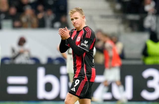 Jonathan Burkardt Eintracht Frankfurt, 9 gestures towards the crowd during his substitution He scores both goals for Eintracht Frankfurt GER, Eintracht Frankfurt vs FC St Pauli, Soccer, 1 Bundesliga, Matchday 8, Season 2025 2026, 25 10 2025 DFL REGULATES PROHIBIT ANY USE OF PHOTOGRAPHS AS IMAGE SEQUENCES AND OR QUASI VIDEO GER, Eintracht Frankfurt vs FC St Pauli, Football, 1 Bundesliga, Matchday 8, Season 2025 2026, 25 10 2025 Frankfurt Copyright: xEibner-Pressefoto ScottxColemanx EP_SCN