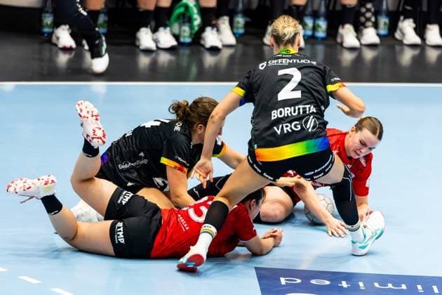 25 10 2025, GER, Handball, Women, Season 2025 2026, Alsco 1 Bl, 6 Matchday, Thueringer HC VfL Oldenburg Toni Luisa Reinemann VfL Oldenburg , Lisa Borutta VfL Oldenburg , Giulia Guarieiro Thueringer HC,13 , Anna Szabo Thueringer HC,26 99947 Bad Langensalza Salza Halle Sporthalle Mehrz Thüringen Germany