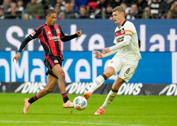 Jean Matteo Bahoya Eintracht Frankfurt, 19 vs Eric Smith FC St Pauli, 8 GER, Eintracht Frankfurt vs FC St Pauli, Football, 1 Bundesliga, Matchday 8, Season 2025 2026, 25 10 2025 DFL REGULATIONS PROHIBIT ANY USE OF PHOTOGRAPHS AS IMAGE SEQUENCES AND OR QUASI VIDEO GER, Eintracht Frankfurt vs FC St Pauli, Football, 1 Bundesliga, Matchday 8, Season 2025 2026, 25 10 2025 Frankfurt Copyright: xEibner-Pressefoto ScottxColemanx EP_SCN