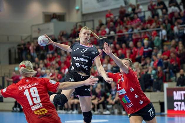 Lea Gruber Halle, 19 , Naina Klein Tussies, 9 , Ilona Kieffer Halle, 72 , SV Union Halle Neustadt vs TuS Metzingen, Handball Bundesliga Frauen, Saison 2025 26, 6 Spieltag, 25 10 2025 Halle SWH Arena Sachsen Anhalt Germany