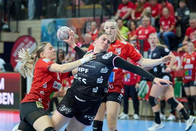 Viktoria Marksteiner Halle, 10 , Svenja Huebner Tussies, 26 , Cara Reuthal Halle, 26 , SV Union Halle Neustadt vs TuS Metzingen, Handball Bundesliga Frauen, Saison 2025 26, 6 Spieltag, 25 10 2025 Halle SWH Arena Sachsen Anhalt Germany