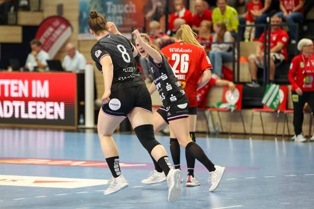 08tusund Selina Lindemann TuS Metzingen, 02 cheers, goal cheers, cheers over goal , SV Union Halle Neustadt vs TuSsies Metzingen, Handball, 1 Womens Bundesliga, Matchday 6, Season 2025 2026, 25 10 2025, SV Union Halle Neustadt vs TuSsies Metzingen, Handball, 1 Womens Bundesliga, Matchday 6, Season 2025 2026, 25 10 2025 Halle Saale Copyright: xEibner-Pressefoto LauraxRoemerx EP_LRR