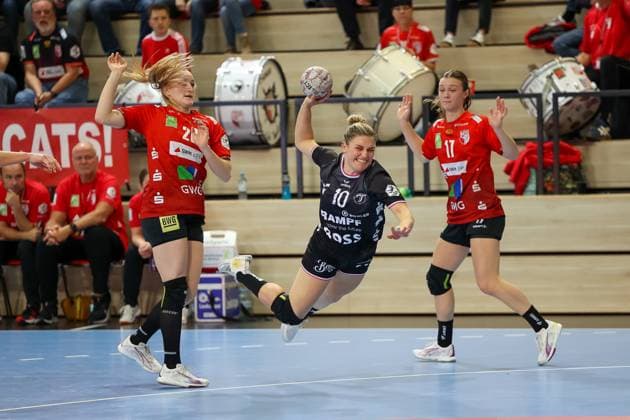 Nele Franz TuS Metzingen, 10 goes down with ball, throws the ball, against Emma Hertha SV Union Halle Neustadt, 17 , SV Union Halle Neustadt vs TuSsies Metzingen, Handball, 1 Womens Bundesliga, Matchday 6, Season 2025 2026, 25 10 2025, SV Union Halle Neustadt vs TuSsies Metzingen, Handball, 1 Womens Bundesliga, Matchday 6, Season 2025 2026, 25 10 2025 Halle Saale Copyright: xEibner-Pressefoto LauraxRoemerx EP_LRR
