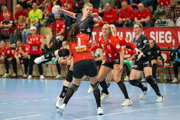 Naina Klein TuS Metzingen, 09 throws the ball, Lynn Molenaar SV Union Halle Neustadt, 07 tries to block, SV Union Halle Neustadt vs TuSsies Metzingen, Handball, 1 Womens Bundesliga, Matchday 6, Season 2025 2026, 25 10 2025, SV Union Halle Neustadt vs TuSsies Metzingen, Handball, 1 Womens Bundesliga, Matchday 6, Season 2025 2026, 25 10 2025 Halle Saale Copyright: xEibner-Pressefoto LauraxRoemerx EP_LRR