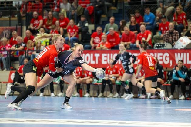 Svenja Demmel TuS Metzingen, 21 with ball against Marie Polakova SV Union Halle Neustadt, 23 , SV Union Halle Neustadt vs TuSsies Metzingen, Handball, 1 Womens Bundesliga, Matchday 6, Season 2025 2026, 25 10 2025, SV Union Halle Neustadt vs TuSsies Metzingen, Handball, 1 Womens Bundesliga, Matchday 6, Season 2025 2026, 25 10 2025 Halle Saale Copyright: xEibner-Pressefoto LauraxRoemerx EP_LRR