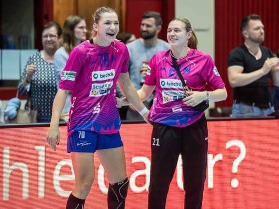 Paulina Uscinowicz Sport Union Neckarsulm, 78 is happy with Alessia Riner Sport Union Neckarsulm, 21 after the narrow victory, Sport Union Neckarsulm vs Frisch Auf Goeppingen, Handball, 1 Bundesliga, Season 2025 2026, 25 10 2025 Sport Union Neckarsulm vs Frisch Auf Goeppingen, Handball, 1 Bundesliga, Season 2025 2026, 25 10 2025 Neckarsulm Copyright: xEibner-Pressefoto MichaelxSchmidx EP_MST