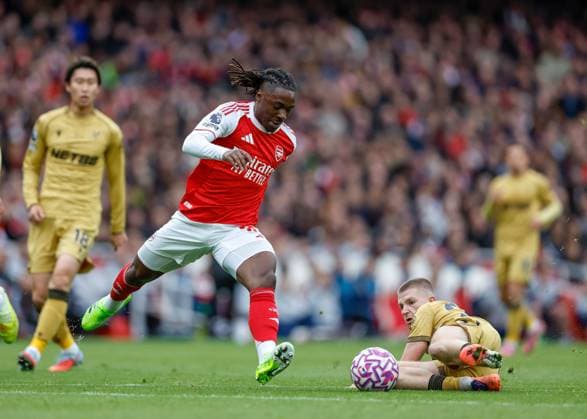 Eberechi Eze of Arsenal is tackled by Adam Wharton of Crystal Palace Arsenal v Crystal Palace, Football, Premier League, Emirates Stadium, Islington, London, UK - 26 10 2025 EDITORIAL USE ONLY No use with unauthorised audio, video, data, fixture lists (outside the EU), club league logos or live services. Online in-match use limited to 45 images (+15 in extra time). No use to emulate moving images. No use in betting, games or Copyright: xMattxImpey Shutterstockx 15615303h