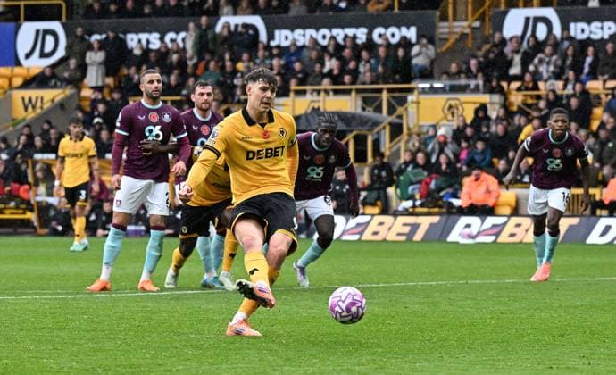 Jorgen Strand Larsen of Wolverhampton Wanderers scores the team s first goal from a penalty Wolverhampton Wanderers v Burnley, Premier League, Football, Molineux, Wolverhampton, UK - 26 Oct 2025Wolverhampton Molineux United Kingdom EDITORIAL USE ONLY No use with unauthorised audio, video, data, fixture lists, club league logos or live services. Online in-match use limited to 120 images, no video emulation. No use in betting, games or single club league player publications. Copyright: xAnnaxGowthorpe Shutterstockx 15593503y