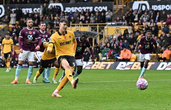 Jorgen Strand Larsen of Wolverhampton Wanderers scores the team s first goal from a penalty Wolverhampton Wanderers v Burnley, Premier League, Football, Molineux, Wolverhampton, UK - 26 Oct 2025Wolverhampton Molineux United Kingdom EDITORIAL USE ONLY No use with unauthorised audio, video, data, fixture lists, club league logos or live services. Online in-match use limited to 120 images, no video emulation. No use in betting, games or single club league player publications. Copyright: xAnnaxGowthorpe Shutterstockx 15593503z