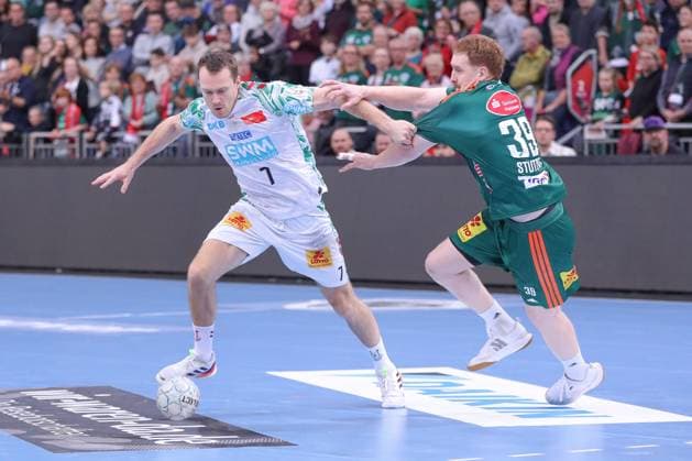 26 10 2025, xgox, Handball Daikin HBL, TSV Hannover Burgdorf SC Magdeburg emspor, v l Felix Claar Magdeburg, 7 , Lukas Stutzke Hannover, 39 duel, duel, fight, tackle Hannover