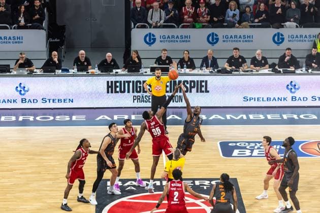 GER, easy Credit Basketball Bundesliga, BMA365 Bamberg Baskets Niners Chemnitz 26 10 2025, BROSE Arena, Bamberg, GER, easy Credit Basketball Bundesliga, BMA365 Bamberg Baskets Niners Chemnitz Tipp off, Ejiofor Onu BMA365 Bamberg Baskets, 35 , Ty Brewer Niners Chemnitz, 15 Photo Alexander Trienitz Bamberg BROSE Arena Bayern Germany