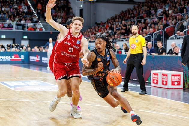Patrick Heckmann BMA365 Bamberg Baskets, 33 , Nike Sibande Niners Chemnitz, 02 , BMA365 Bamberg Baskets vs Niners Chemnitz, Basketball, easyCredit BBL, 5 Matchday, 26 10 2025 BMA365 Bamberg Baskets vs Niners Chemnitz, Basketball, easyCredit BBL, 5 Matchday, 26 10 2025 Bamberg Copyright: xEibner-Pressefoto G.xSantemizx EP_EER