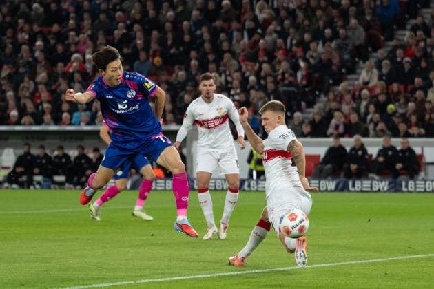 Goal chance, Jae Sung Lee 1 FSV Mainz 05, 07 , re Finn Jeltsch VfB Stuttgart 29 GER, VfB Stuttgart vs 1 FSV Mainz 05, Football, Men, 1 Bundesliga, Matchday 8, Season 2025 2026, 26 10 2025, DFL DFB REGULATES PROHIBIT ANY USE OF PHOTOGRAPHS AS IMAGE SEQUENCES AND OR QUASI VIDEO, GER, VfB Stuttgart vs 1 FSV Mainz 05, Football, Men, 1 Bundesliga, Matchday 8, Season 2025 2026, 26 10 2025 Stuttgart Copyright: xEibner-Pressefoto WolfgangxFrankx EP_WFK