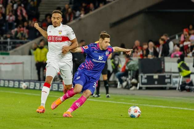 Jamie Leweling VfB Stuttgart, 18 and Dominik Kohr 1 FSV Mainz, 31 in duel , Germany, Soccer, 1 Bundesliga, 8 Matchday, 2025 2026, VfB Stuttgart vs 1 FSV Mainz 05, 26 10 2025, MHP Arena, Stuttgart, Germany Stuttgart MHP Arena Baden Württemberg Germany Copyright: xGrantxHubbsx