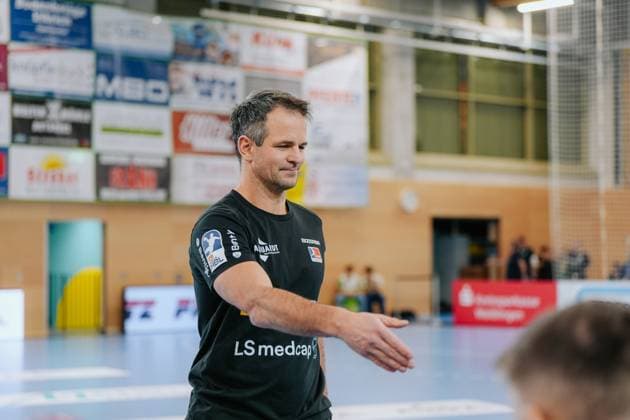 Matthias Flohr HBW Balingen Weilstetten, Head Coach welcomes the referee, HC Oppenweiler Backnang vs HBW Balingen Weilstetten, Handball, 2 Bundesliga, Matchday 9, Season 2025 2026, 26 10 2025, HC Oppenweiler Backnang vs HBW Balingen Weilstetten, Handball, 2 Bundesliga, Matchday 9, Season 2025 2026, 26 10 2025 Backnang Copyright: xEibner-Pressefoto LarsxNeumannx EP_LNN