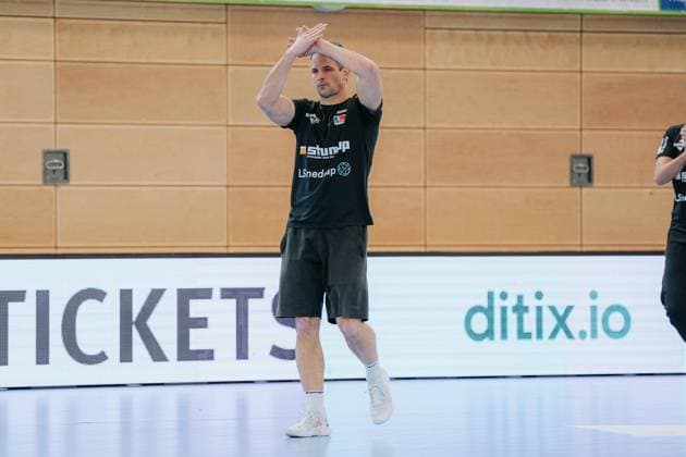 Matthias Flohr HBW Balingen Weilstetten, Head Coach welcomes the fans, HC Oppenweiler Backnang vs HBW Balingen Weilstetten, Handball, 2 Bundesliga, Matchday 9, Season 2025 2026, 26 10 2025, HC Oppenweiler Backnang vs HBW Balingen Weilstetten, Handball, 2 Bundesliga, Matchday 9, Season 2025 2026, 26 10 2025 Backnang Copyright: xEibner-Pressefoto LarsxNeumannx EP_LNN
