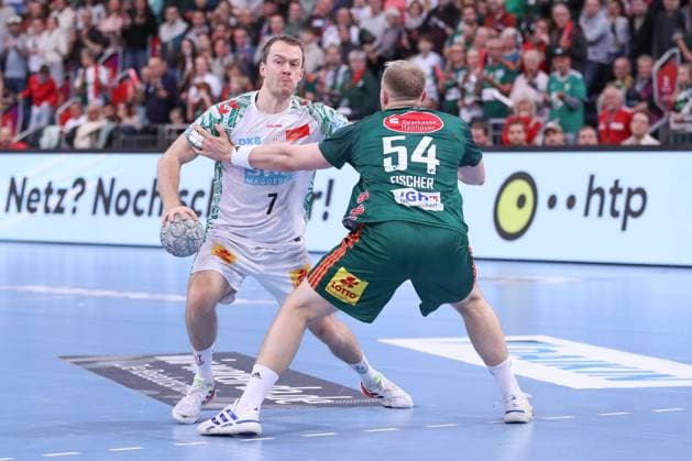 26 10 2025, xgox, Handball Daikin HBL, TSV Hannover Burgdorf SC Magdeburg emspor, v l Felix Claar Magdeburg, 7 , Justus Fischer Hannover, 54 duel, duel, fight, tackle Hannover