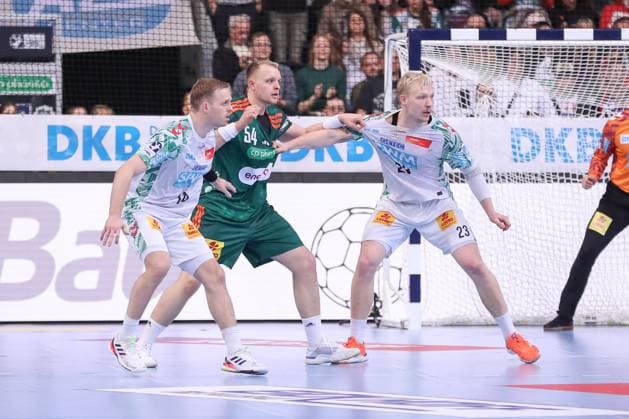 26 10 2025, xgox, Handball Daikin HBL, TSV Hannover Burgdorf SC Magdeburg emspor, v l Omar Ingi Magnusson Magdeburg, 14 , Justus Fischer Hannover, 54 , Magnus Saugstrup Magdeburg, 23 duel, duel, fight, tackle Hannover