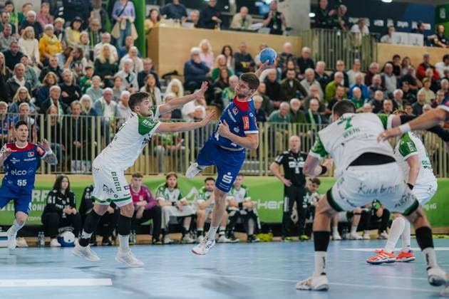 Georg Poehle HBW Balingen Weilstetten, 94 on throw, Nick Froehlich HC Oppenweiler Backnang, 10 tries to block, HC Oppenweiler Backnang vs HBW Balingen Weilstetten, Handball, 2 Bundesliga, Matchday 9, Season 2025 2026, 26 10 2025, HC Oppenweiler Backnang vs HBW Balingen Weilstetten, Handball, 2 Bundesliga, Matchday 9, Season 2025 2026, 26 10 2025 Backnang Copyright: xEibner-Pressefoto LarsxNeumannx EP_LNN
