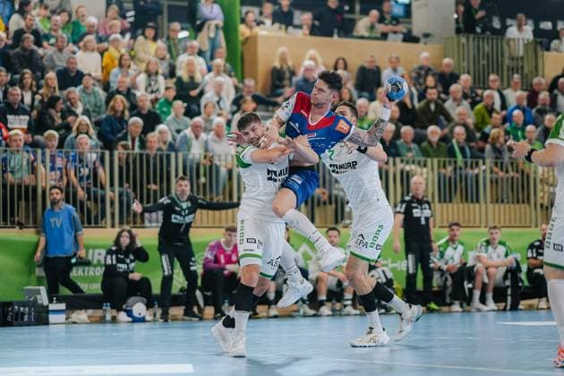 Csaba Leimeter HBW Balingen Weilstetten, 55 asserts himself against Nick Froehlich HC Oppenweiler Backnang, 10 and Dominik Weiss HC Oppenweiler Backnang, 07 and takes the throw, HC Oppenweiler Backnang vs HBW Balingen Weilstetten, Handball, 2 Bundesliga, Matchday 9, Season 2025 2026, 26 10 2025, HC Oppenweiler Backnang vs HBW Balingen Weilstetten, Handball, 2 Bundesliga, Matchday 9, Season 2025 2026, 26 10 2025 Backnang Copyright: xEibner-Pressefoto LarsxNeumannx EP_LNN