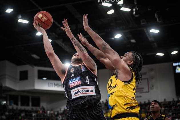 Christopher Ledlum ratiopharm Ulm, 04 vs Keeshawn Kellman MHP RIESEN Ludwigsburg, 32 GER, MHP Riesen Ludwigsburg vs ratiopharm Ulm, easycredit BBL, Basketball, Bundesliga, Matchday 5, Season 2025 2026, 26 10 2025 GER, MHP Riesen Ludwigsburg vs ratiopharm Ulm, easycredit BBL, Basketball, Bundesliga, Matchday 5, Season 2025 2026, 26 10 2025 Ludwigsburg Copyright: xSandyxDinkelackerx EP_SDR