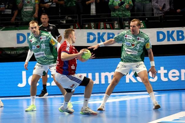DEU, DHB, 1 HBL, Fuechse Berlin vs HSV, 26 10 2025, Max Schmeling Halle, Berlin, DEU, DHB, 1 HBL, Fuechse Berlin vs HSV, in the picture Mathias Gidsel Fuechse Berlin 19 , Max Darj Fuechse Berlin 5 , Moritz Sauter HSV Hamburg 33 nordphotoxGmbHx xEngler nph00076
