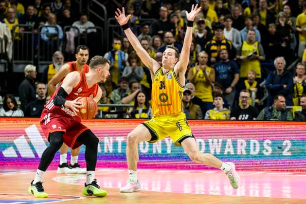 GER, Berlin, Basketball, Alba Berlin vs FC Bayern Basketball in the Uber Arena, BBL, Matchday 5, in the picture from l Andreas Obst FCB, 13 , Justin Bean Alba, 34 , duel, action, fight, fights for the ball, 26 10 2025 Copyright: HMBxMedia UwexKoch